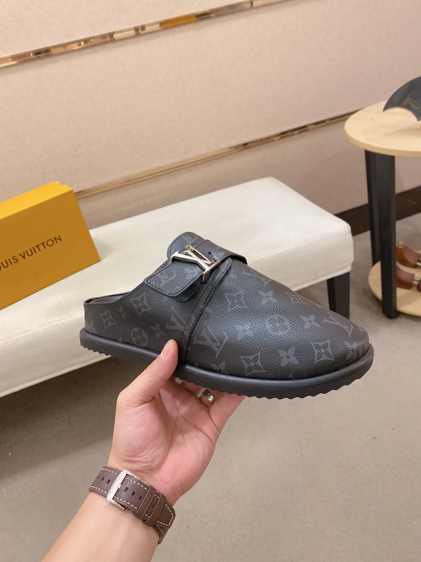 Men's shoes 💰: 360💰Made by LV🔍Top purchasing agents, men's spring and summer slippers are synchronized in the counters. The uppers are made of imported materials from Italy with logo graphics and high-quality craftsmanship. The soles: original soles specially provided by the original factory. The exclusive movable molded soles are super comfortable. Original goods follow the order, 🔍🔍high quality, you can enter and exit the counter at will. Welcome to compare, code number 38-44.